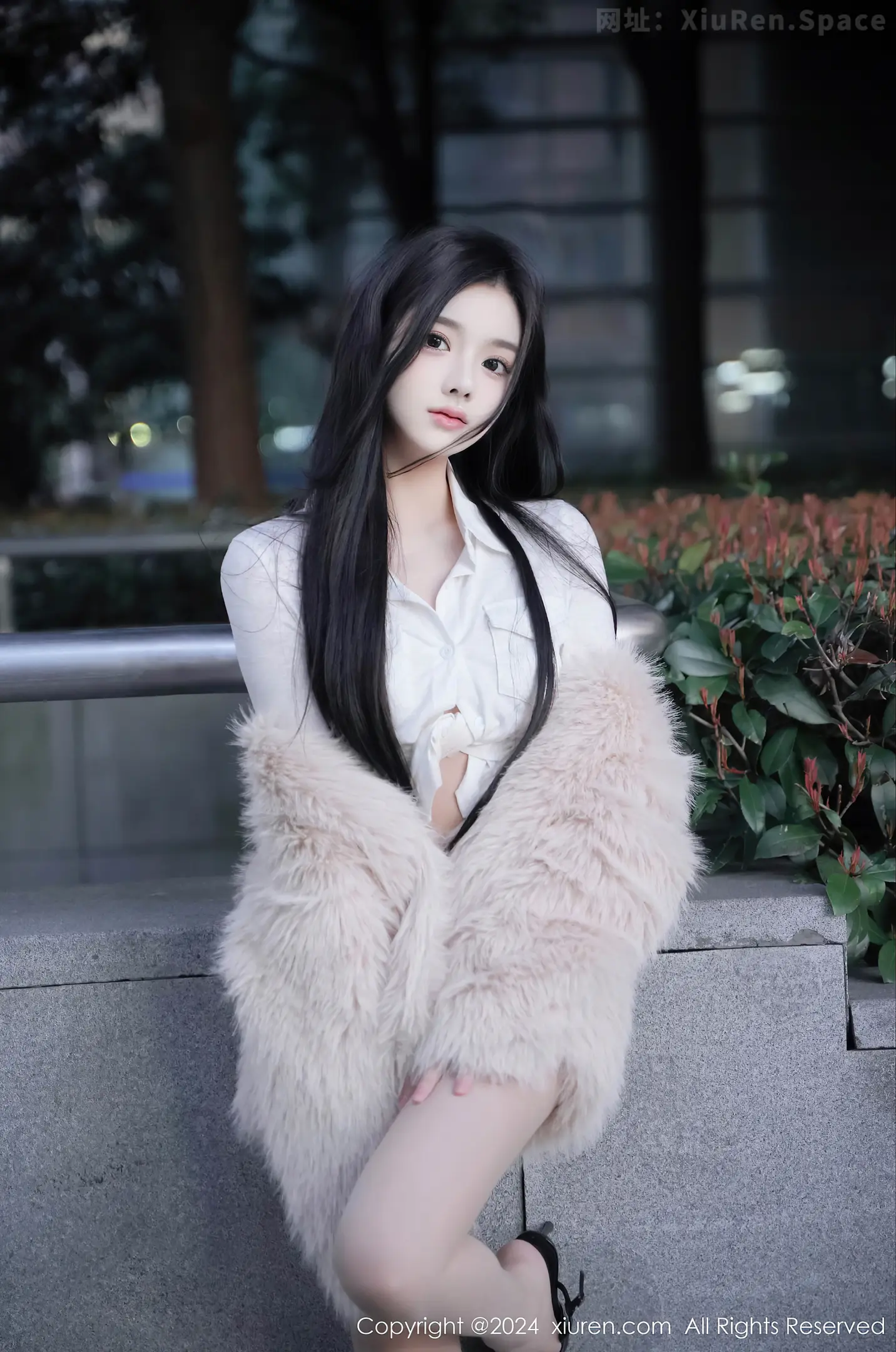 图片[4]-[XiuRen秀人网]VOL.8261 模特龙雪儿性感白色上衣配超短牛仔裤秀曼妙身姿撩人诱惑写真77P-秀人网官方网站